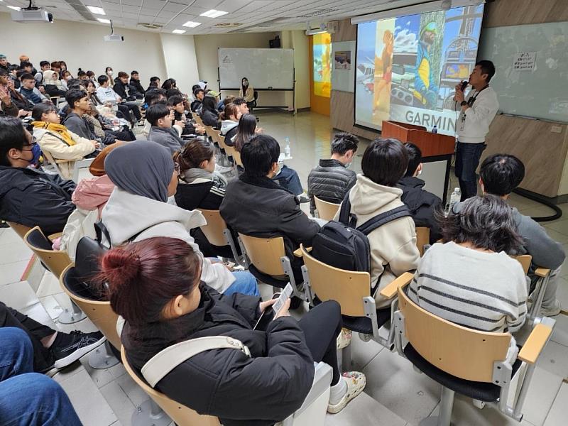 南臺科大攜手GARMIN辦理「假日工讀生招募說明會」,現場吸引約120位學生參與(包含100位外籍生),由企業專家親自解說,帶領國際人才跨出留臺實務經驗的第一步。
