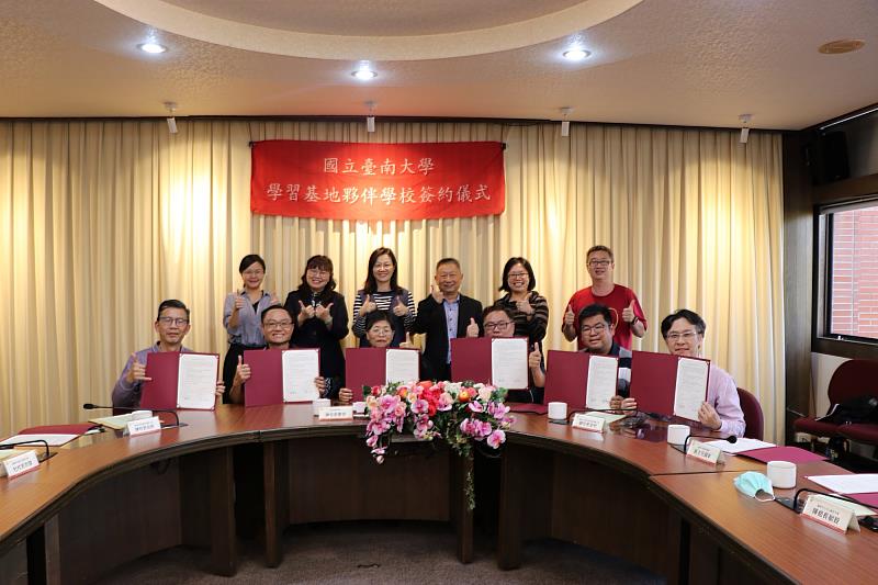 南大與學習基地夥伴學校與會師長合影,見證大學與中小學共學合作的重要里程碑。