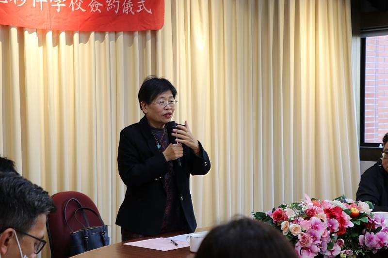 南大陳惠萍校長於「學習基地夥伴學校」合作備忘錄簽約儀式中致詞,說明南大深化師資培育與中小學共學合作的願景。