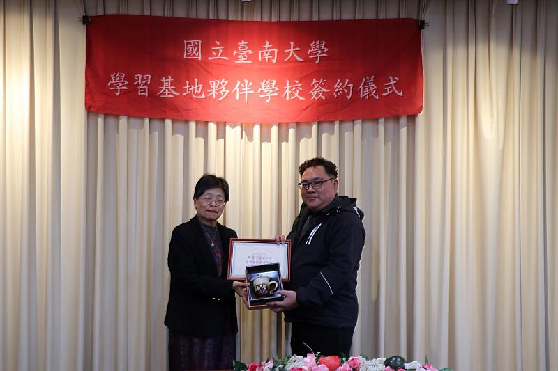 南大陳惠萍校長致贈校方紀念品予臺南市七股區光復生態實驗小學楊安然校長，象徵學習基地夥伴關係正式啟動。