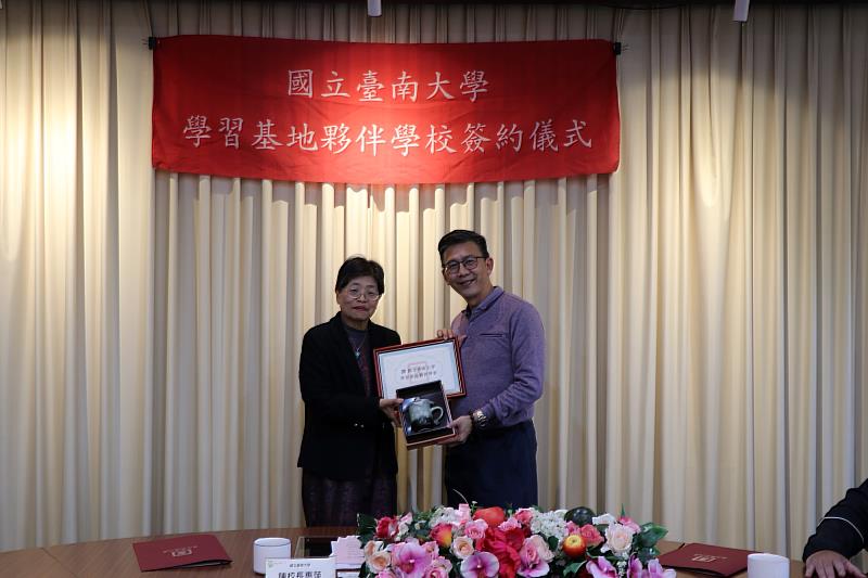 南大陳惠萍校長致贈校方紀念品予臺南市北區文元國民小學杜雨霖校長,展現南大與在地學校長期共學的合作基礎。