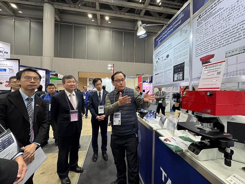 駐日代表處李逸洋大使及國家科學及技術委員會科技組組長吳嘉文參觀興大師生研發團隊科研成果展示。