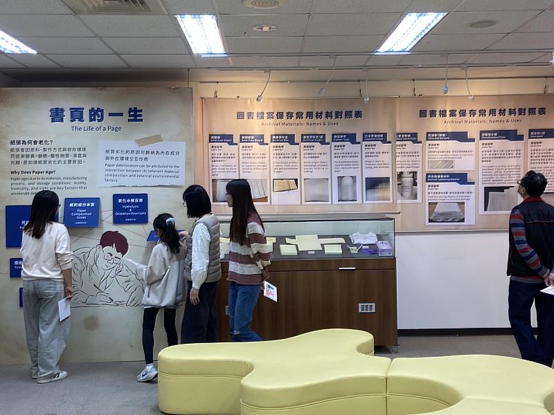 書頁的一生,吸引參觀者翻卡片閱讀。