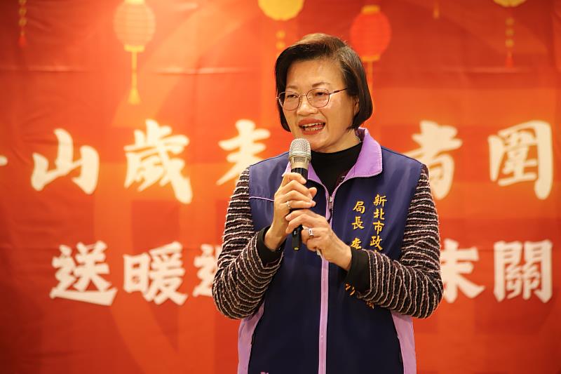 新北市社會局局長李美珍在靈鷲山歲末長者聯誼活動上致詞。（靈鷲山佛教教團提供）