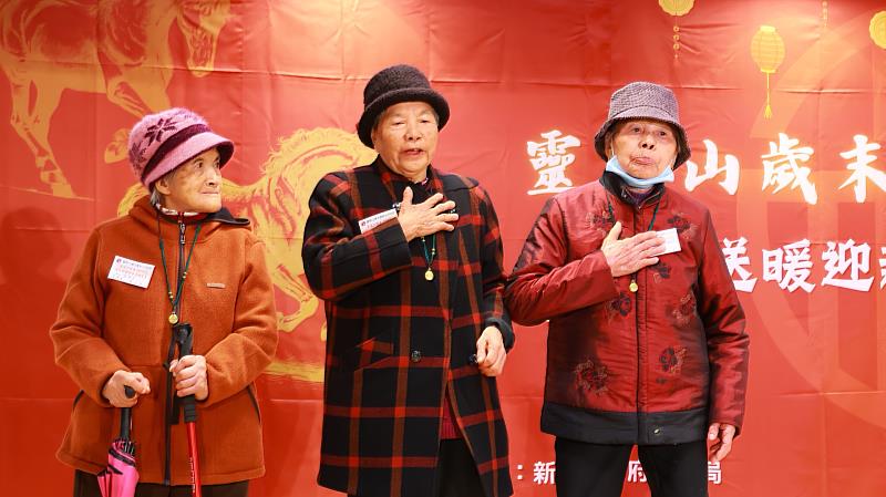 3位超過90歲的長者，每年持誦阿彌陀佛佛號超過兩百萬遍，上台分享自己念佛如何受惠。（靈鷲山佛教教團提供）