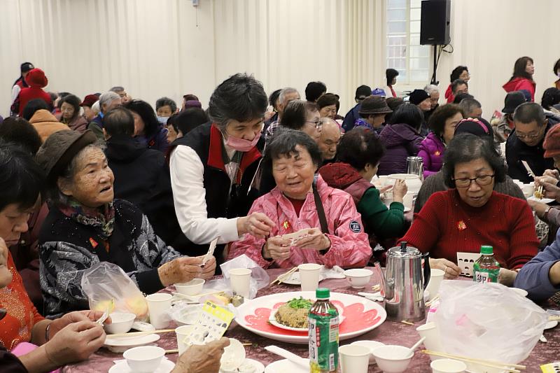 「有沒有中獎？」在志工的協助引導下，長者們玩賓果遊戲不亦樂乎。（靈鷲山佛教教團提供）