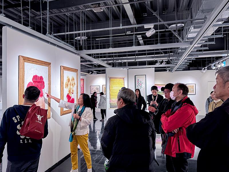 藝術家馬靜志老師親自為觀眾導覽展出作品，分享花卉意象與創作歷程，帶領觀眾在畫面中細細體會生命與時間的流動。