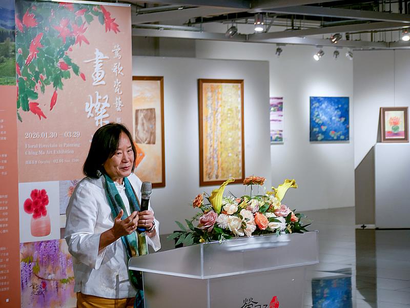 藝術家馬靜志於開幕茶會中分享創作心路，形容畫畫如同遊戲，也是一場心靈的旅行，感謝觀眾在新春時節前來共賞花開。