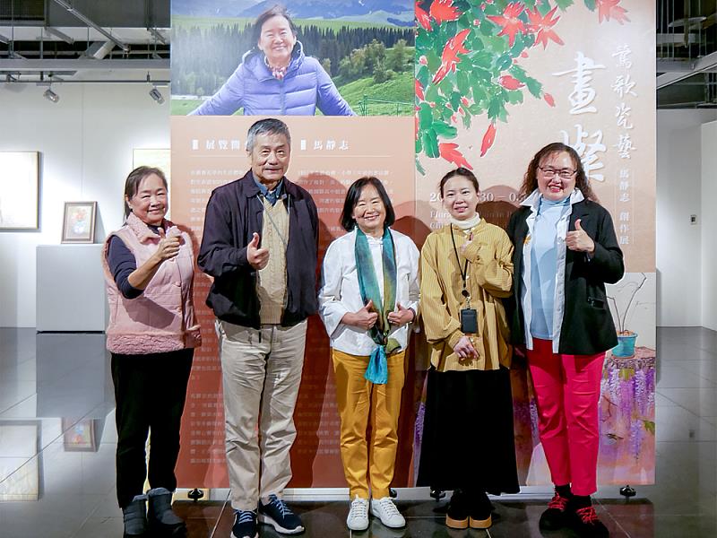 致詞來賓合照（左至右）作家、畫家 林伊紅、台灣德普文教協會創始人暨執行人 侯禮仁、藝術家 馬靜志、光點藝術中心藝術經理 鄧雯馨、復興廣播電臺《臺北與世界對話》製作主持人 陳慈銘 於展場合影，為展覽送上祝福。