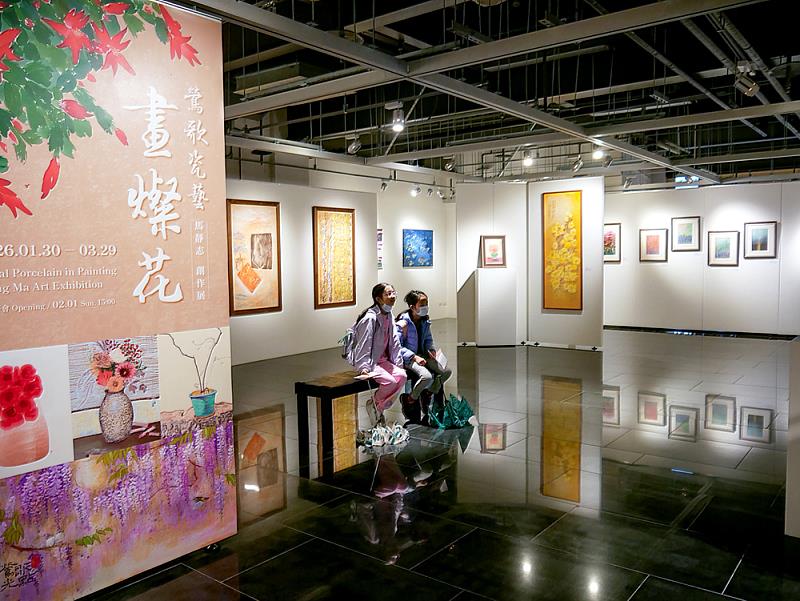 《鶯歌瓷藝畫燦花》展場空間靜謐而療癒，畫作在光影中綻放溫柔氣息，邀請民眾於春日走進光點藝術中心，慢慢欣賞、自在感受。