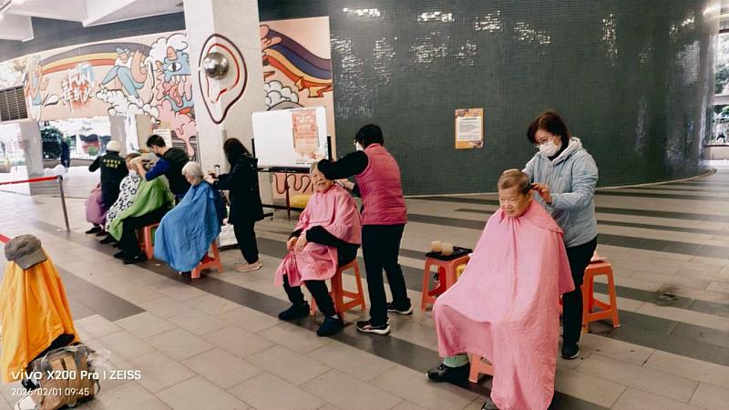 永和國民運動中心馬年義剪活動照片。