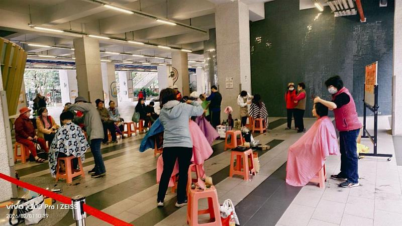 永和國民運動中心馬年義剪活動照片。