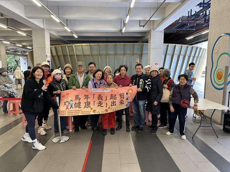 永和國民運動中心馬年義剪活動照片。