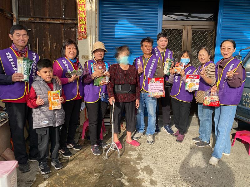 東勢鄉團委會打掃並致送食物箱。