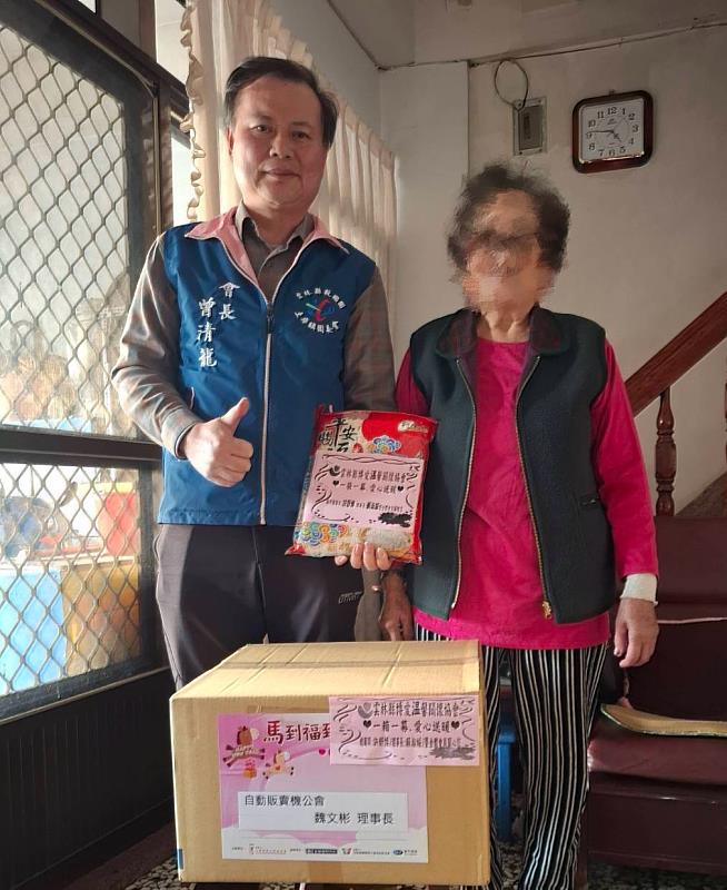 土庫鎮團委會致送食物箱。