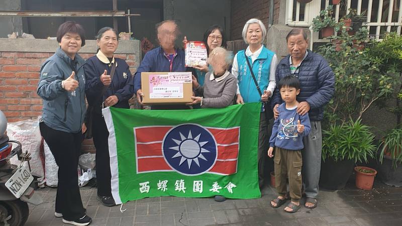 西螺鎮團委會致送食物箱。