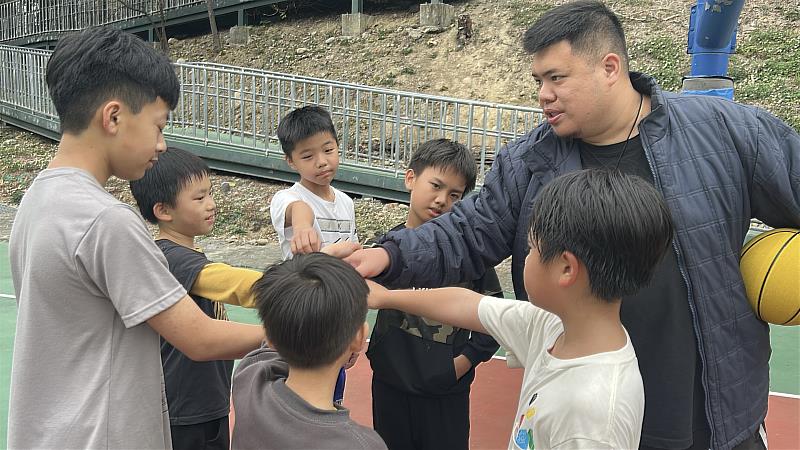 苗栗縣救國團辦理「熱血籃球訓練營」 培養學童體能與正向生活態度