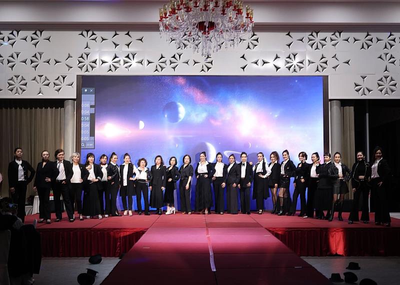 時尚系師生團隊為台南世旗協會會員打造精緻服裝與妝容,上演「27人VOGUE主秀」。