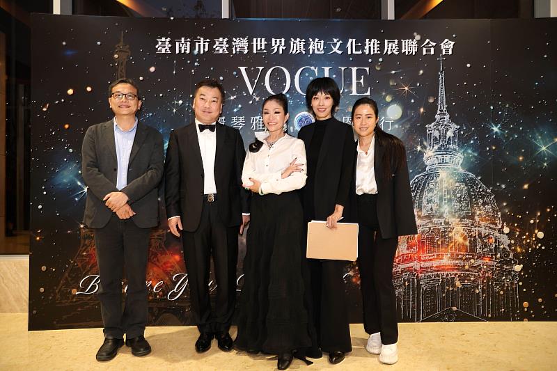 李天祥校長(左2)、鐘俊顏副校長(左1)到場支持,與台南世旗協會創會會長楊麗琴(中)、時尚系王聖芬主任(右2)合影。
