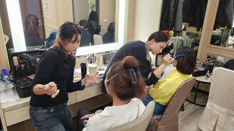 15位彩妝髮型團隊學生為旗姐們梳化與打理造型。