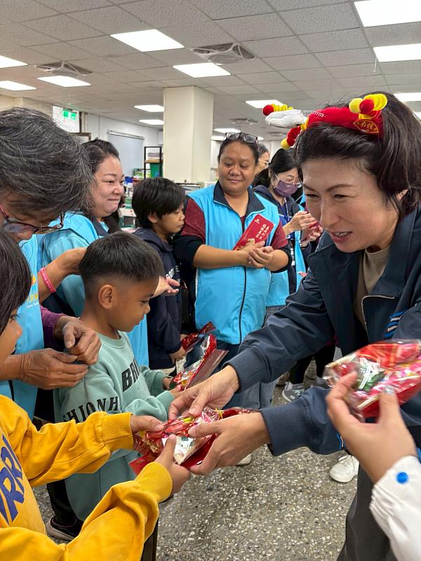 馬年春節將至 饒慶鈴走訪南迴線第一線服務機關 送上祝福與數位紅包