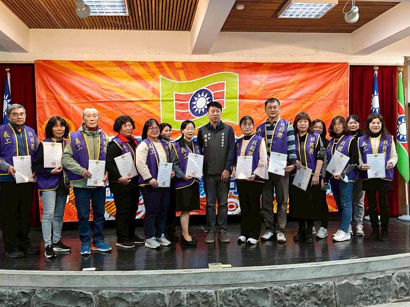 頒發白沙鄉團委會義工聘書。