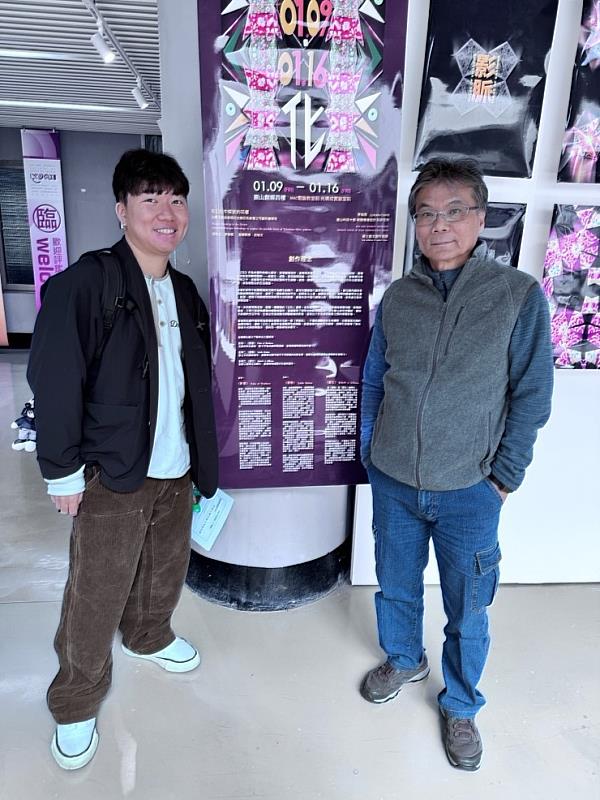 視傳所李煥昌(左)以萬花筒技術轉譯台灣花布,與指導教授呂裕文(右)合影。
