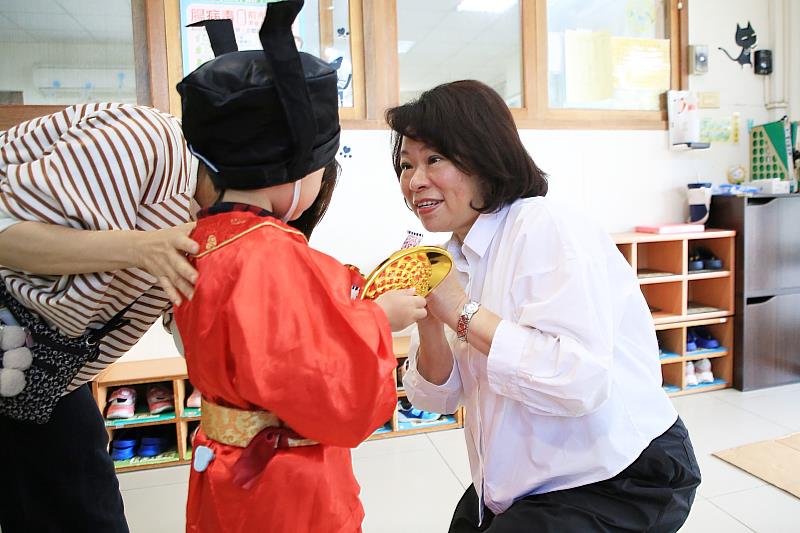 晨光小財神歡迎黃敏惠市長。