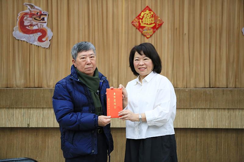 黃敏惠市長致贈濟美仁愛之家慰問金。