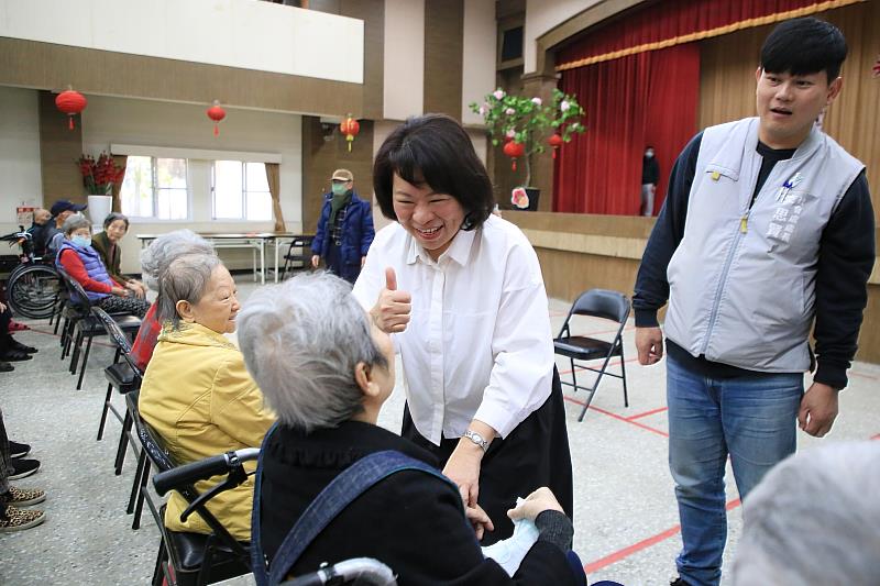 黃敏惠市長關心長輩。