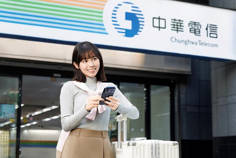 新春出國首選中華電信國際漫遊，原號使用、免設定出國上網超安心！再抽東京來回機票、Hami Point等好禮。