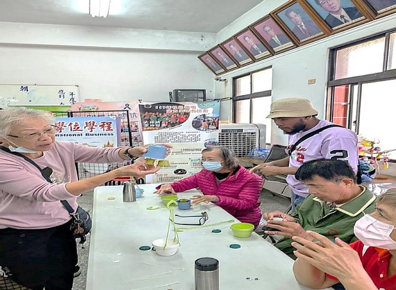 南華大學國企學程學生與社區長者青銀共學,一同製做「花盆人偶」,實踐USR與尤努斯三零願景。