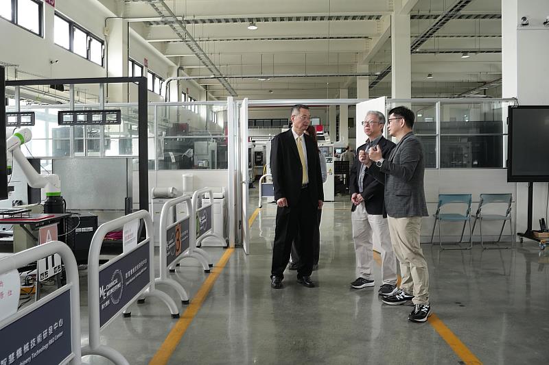 參觀智慧工廠。
