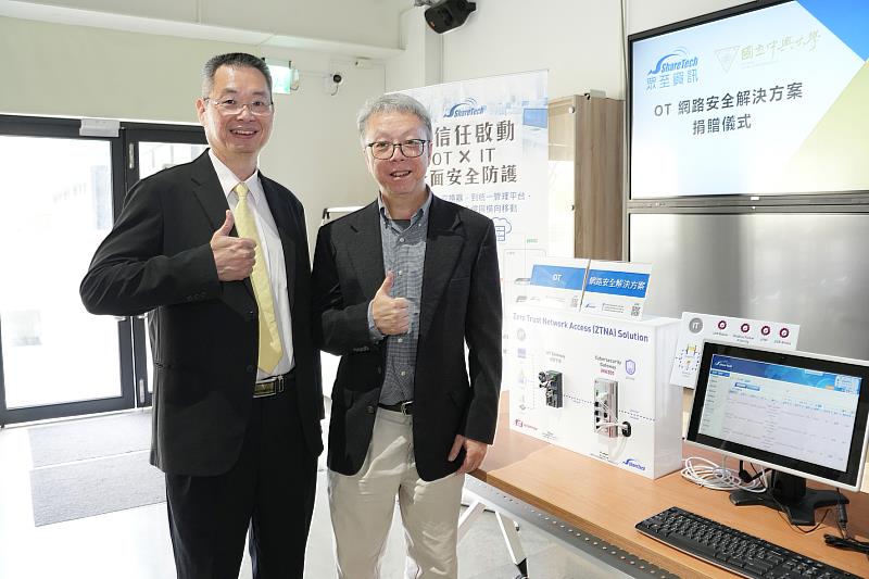 興大資通安全研究與教學中主任王行健特聘教授（右）與眾至資訊王常帆總經理（左）合影。
