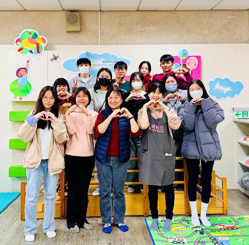 亞大社工系主任陳美智（第1排左2）與愛心家園早期療育中心張素梅主任、方案小組學生合照。