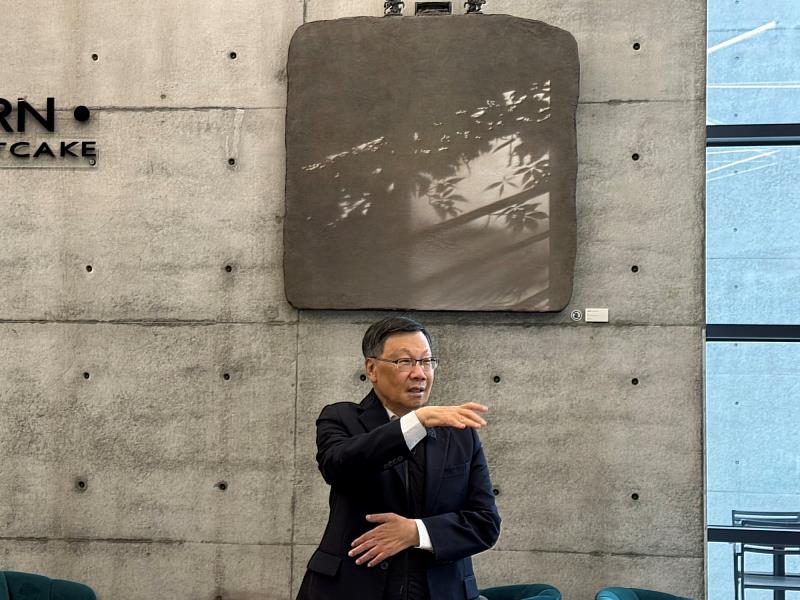 蔡進發校長生動回顧，講述從西瓜田到宏偉校園的創校艱辛。