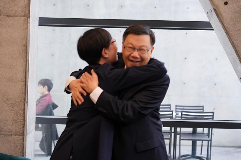 龔佩珍老師（左）深情擁抱蔡校長，感謝多年來的照顧，場面溫馨。