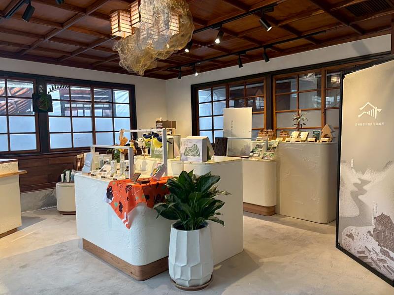 走進山林製造賣店，把喜歡的山林好物帶回家。