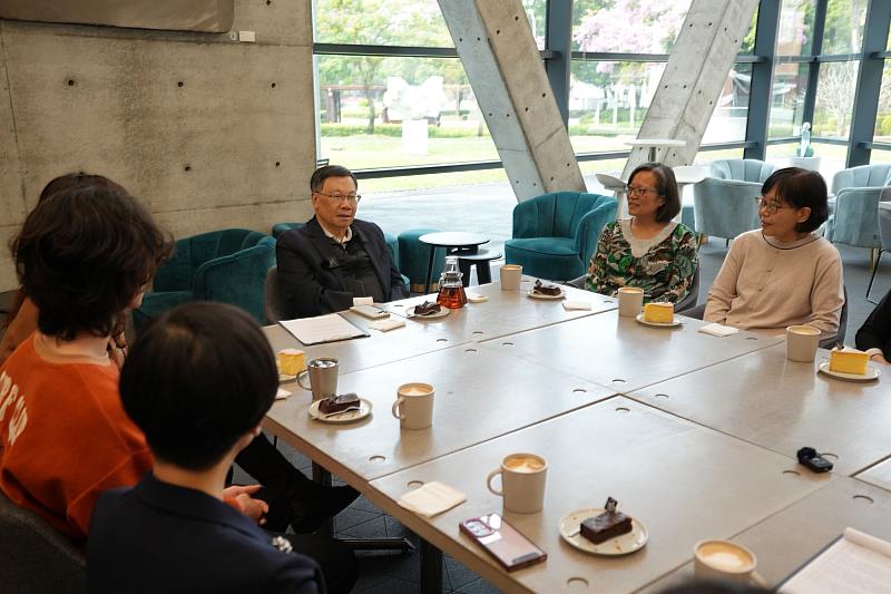 校長專注聆聽同仁回憶，感謝大家25年來在崗位上的堅持與付出。