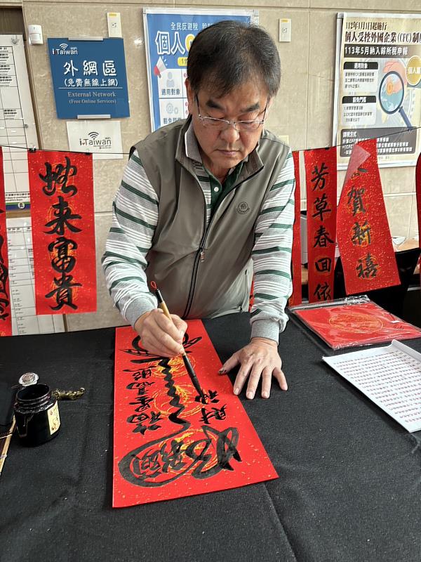 2月4日宿泊所外將辦理捐發票贈春聯活動。