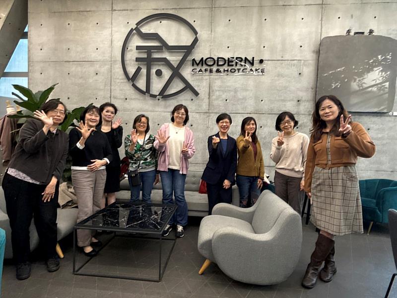 創校教職員齊聚喝咖啡，開心比出25週年手勢，留下珍貴合影。