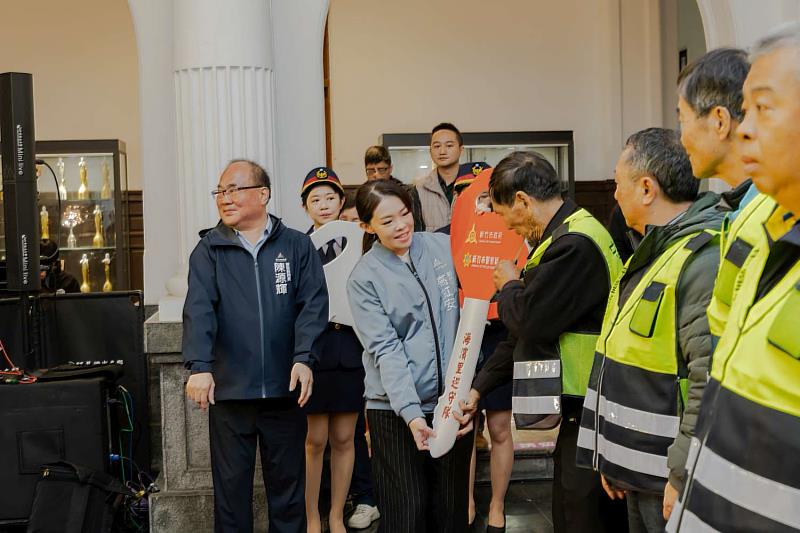 竹市府捐贈予6隊守望相助巡守隊及交通義勇警察大隊警用機車。