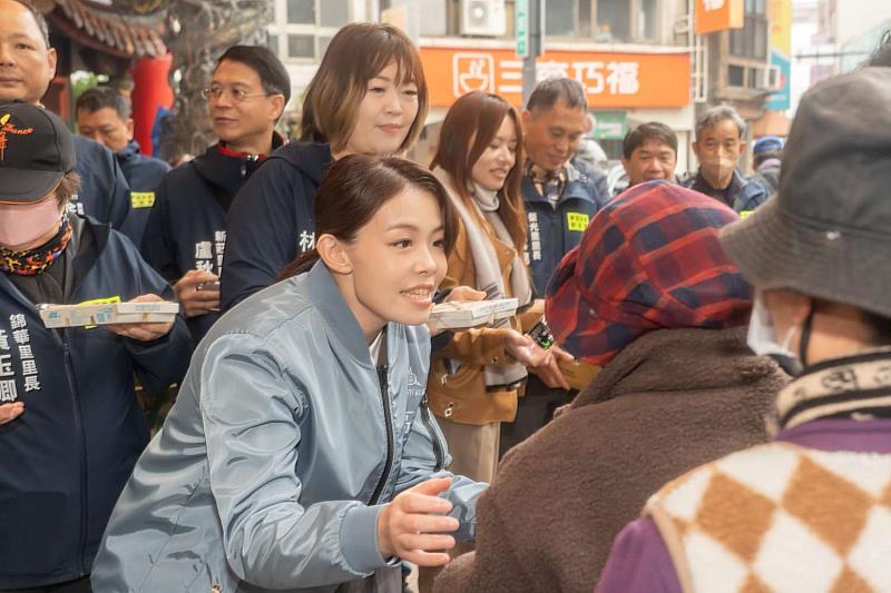 高虹安市長到場發愛心便當、與市民寒暄，力挺基層善舉。