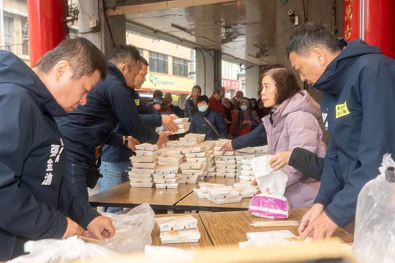 新竹市東區里長聯誼會今（2）日攜手東寧舉辦「寒冬送暖・愛心便當發送」活動。