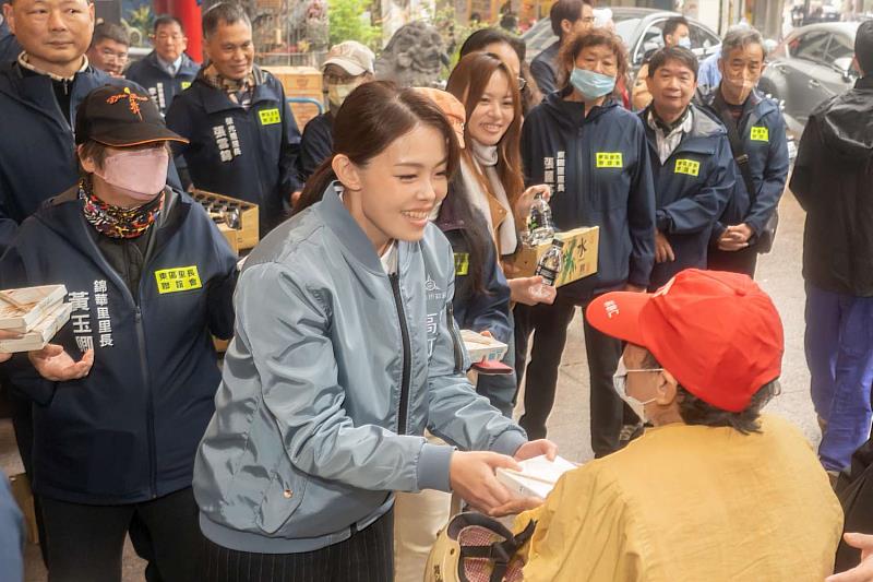 高虹安市長到場發愛心便當、與市民寒暄，力挺基層善舉。