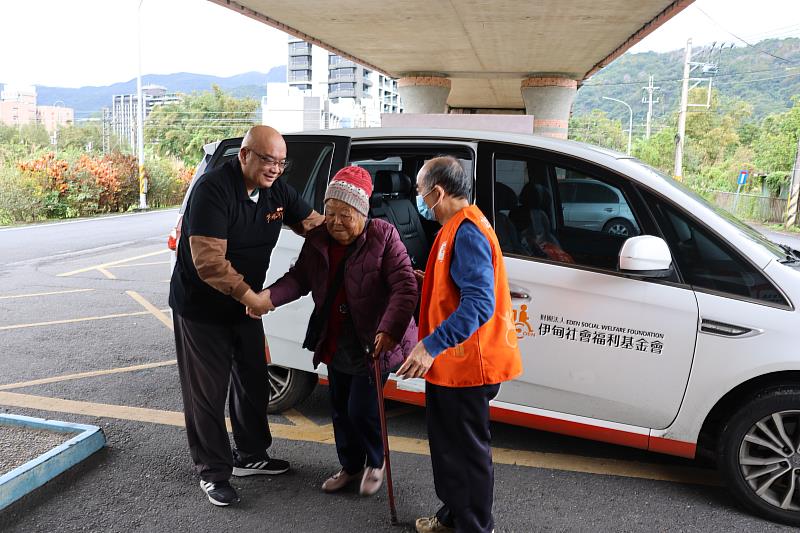 92歲的余阿嬤接受送餐服務多年，今年首次走出家門，參加伊甸愛圍爐活動，與大家開心團聚。