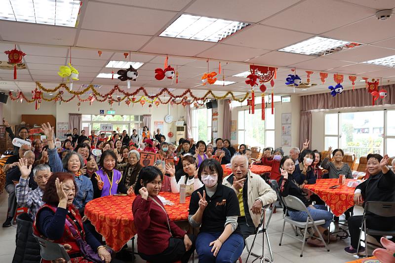 伊甸頭城武營服務站1月30日辦圍爐，活動圓滿成功，伊甸長官、貴賓與長輩們開心合影。