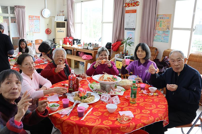 頭城武營服務站1月30日辦圍爐活動，特別邀請接受送餐服務的獨居長輩「作伙呷好料、鬥鬧熱」。