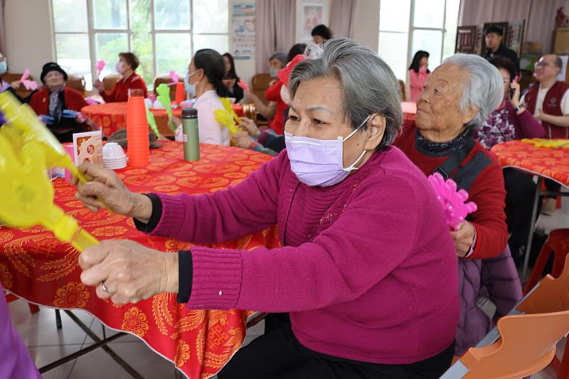 73歲的趙阿姨去年兒子過世後自我封閉，今年參加愛圍爐，熱鬧溫馨的氣氛，讓她露出久違的笑臉。