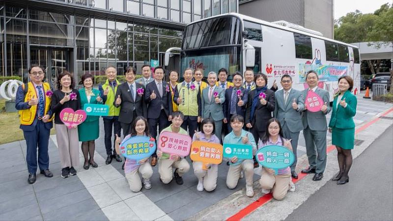 玉山攜手六師公會舉辦「快樂捐血，讓愛相隨」捐血活動，玉山銀行林隆政總經理（2排右6）與六師公會理事長及主要代表號召全民共襄盛舉。